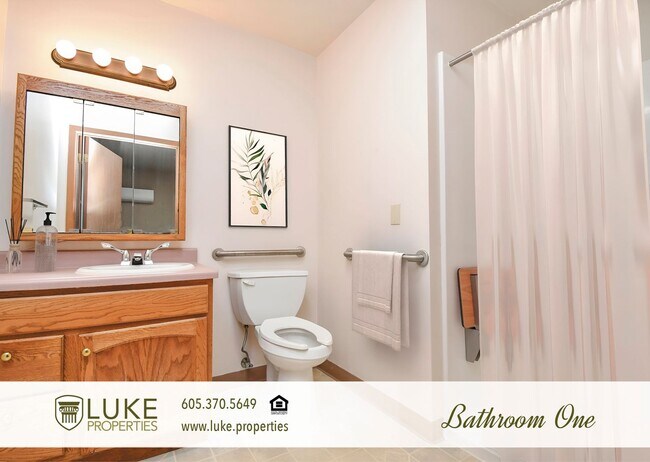 Building Photo - 138 N Sycamore Ave