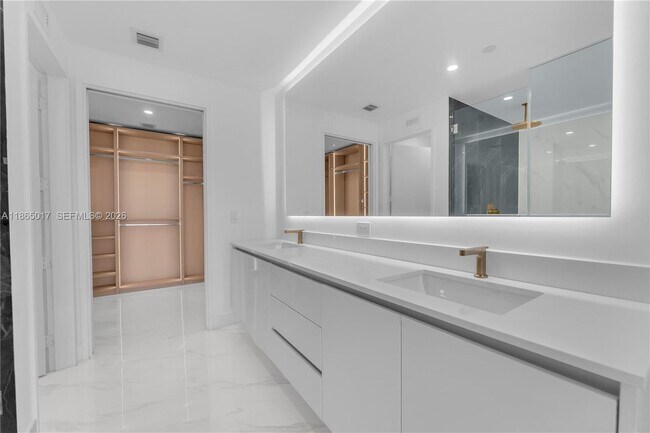 Building Photo - 700 NE 24th St