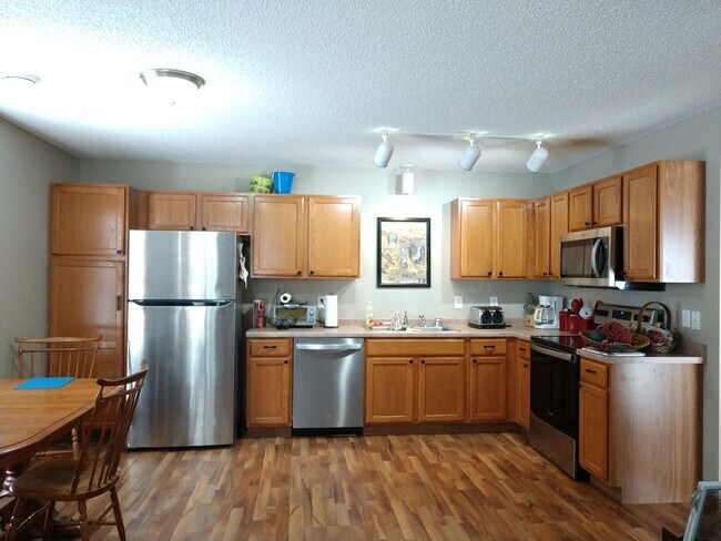 Building Photo - Corner Lot Townhouse on Cul de Sac