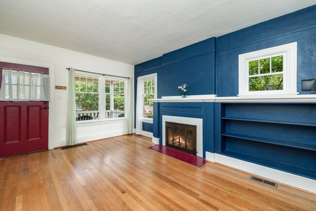 Building Photo - 2Bd/1Ba Seattle Home