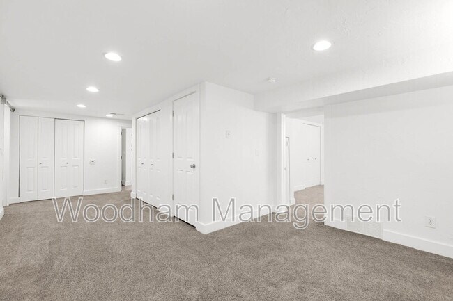 Building Photo - 407 N Broadway Ave
