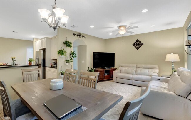 Building Photo - 3 br, 2.5 bath House - 117 E Prive Cir