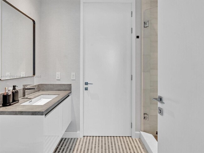 Building Photo - 700 NE 26th Terrace