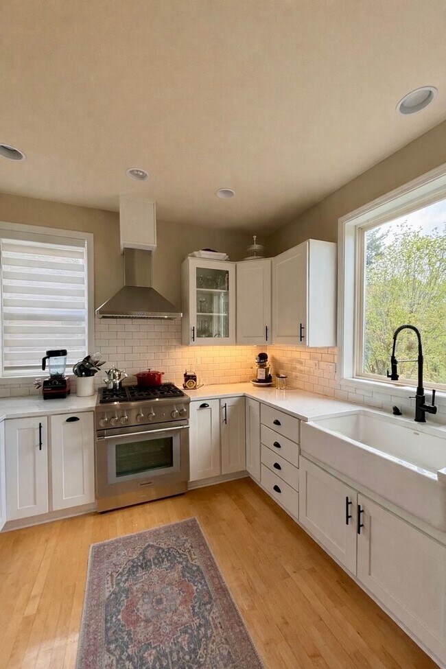 Building Photo - Beautifully Renovated 5 Bed + Bonus Room Home in Forest Heights with a Wrap-Around Porch, Designe...