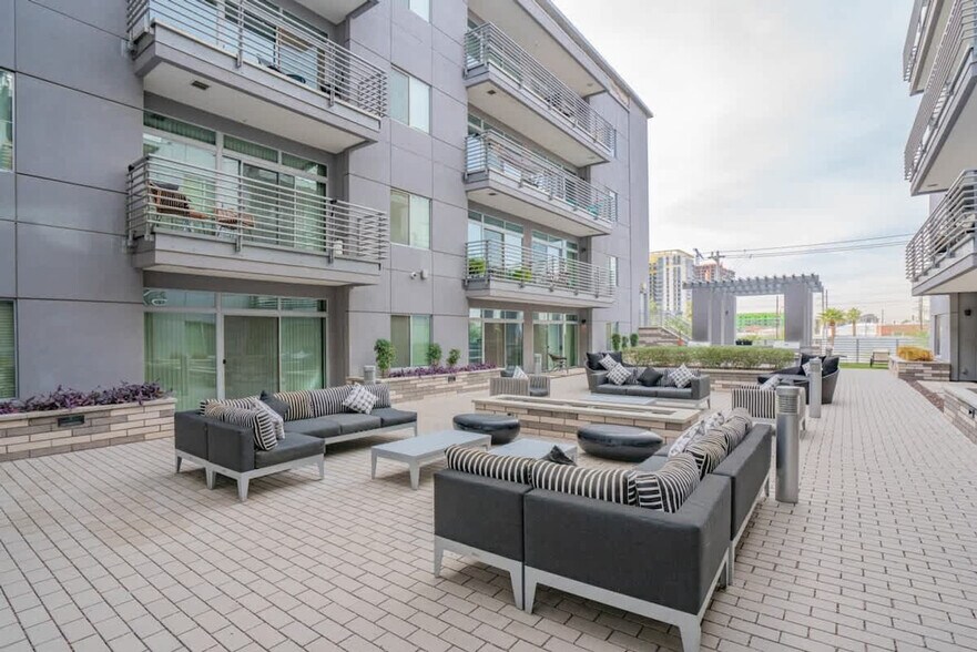 Building Photo - 295 E Roosevelt St