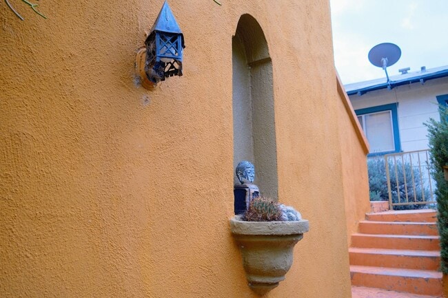 Building Photo - Serene 2bed /1 Bath Spanish Hideaway in He...