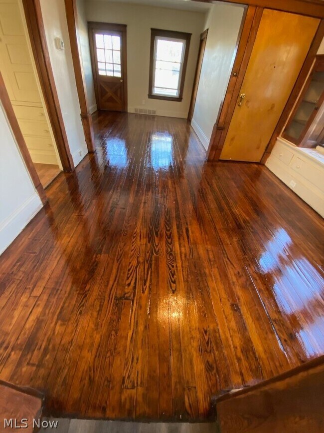 Building Photo - 14210 Kingsford Ave