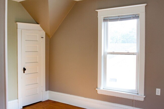 Building Photo - Beautiful 5 Bedroom Close by The U of M fo...