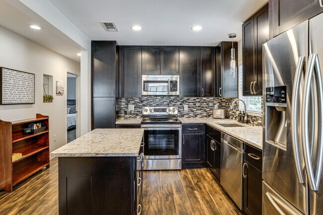 Building Photo - 1708 Kent Dr