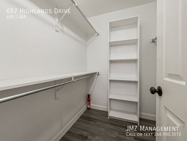 Building Photo - 657 Highlands Dr