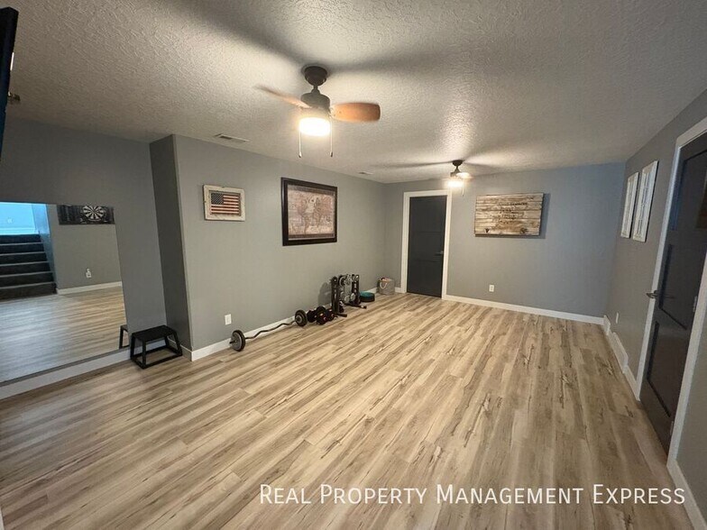 Building Photo - 5 Bedroom 3 Bathroom Home for Rent