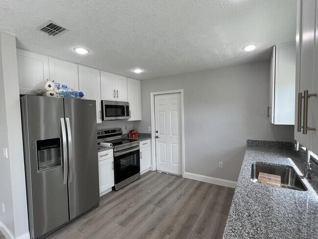 Building Photo - 1313 Summer Breeze Rd