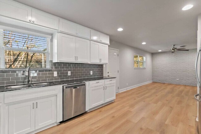 Building Photo - 5312 Odessa Ave