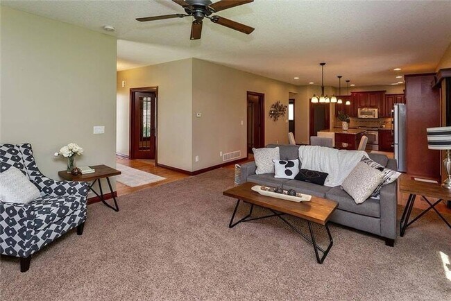 Building Photo - Spacious 5BR House in Johnston