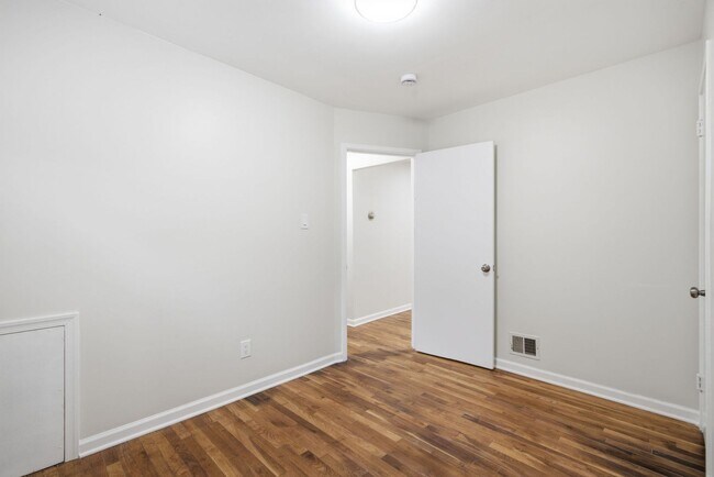 Building Photo - 18 Grandin Cir
