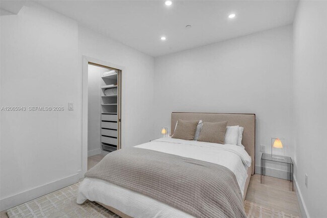Building Photo - 151 Crandon Blvd