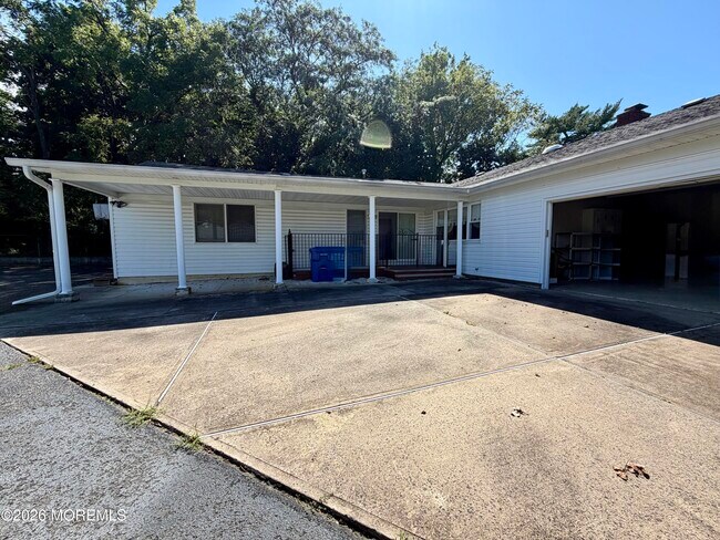 Building Photo - 167 Kings Hwy