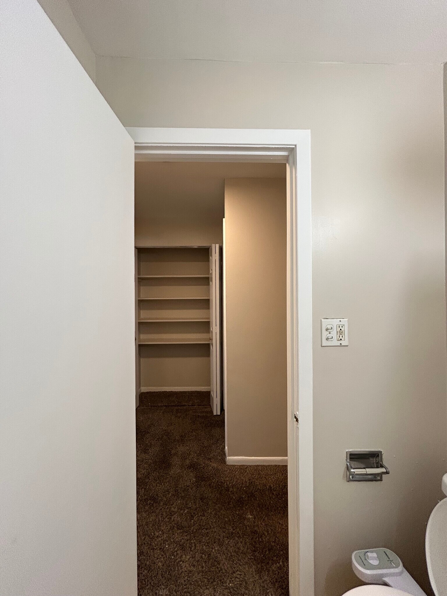 Building Photo - 555 Hill Dr
