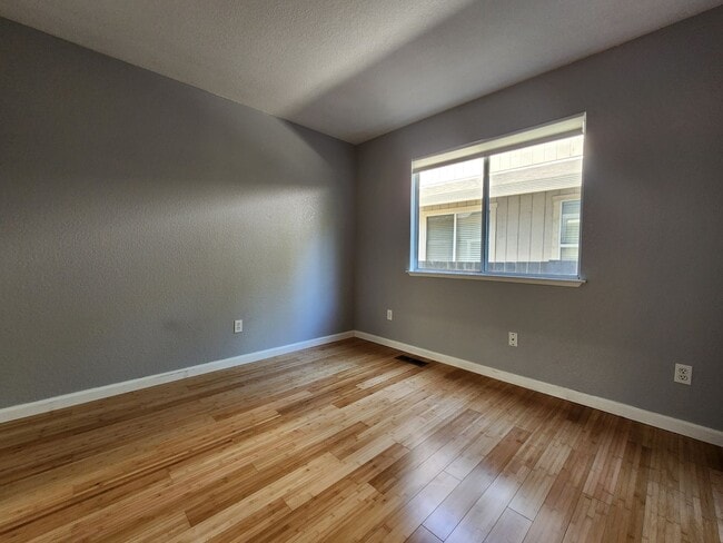 Building Photo - Spacious 4 Bed / 3 Bath Windsor Home