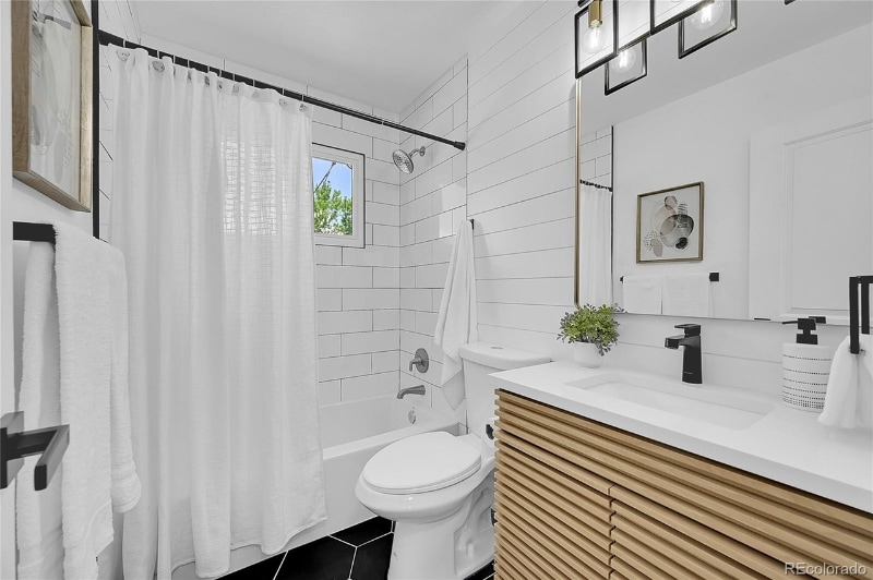 Building Photo - 461 W 71st Ave