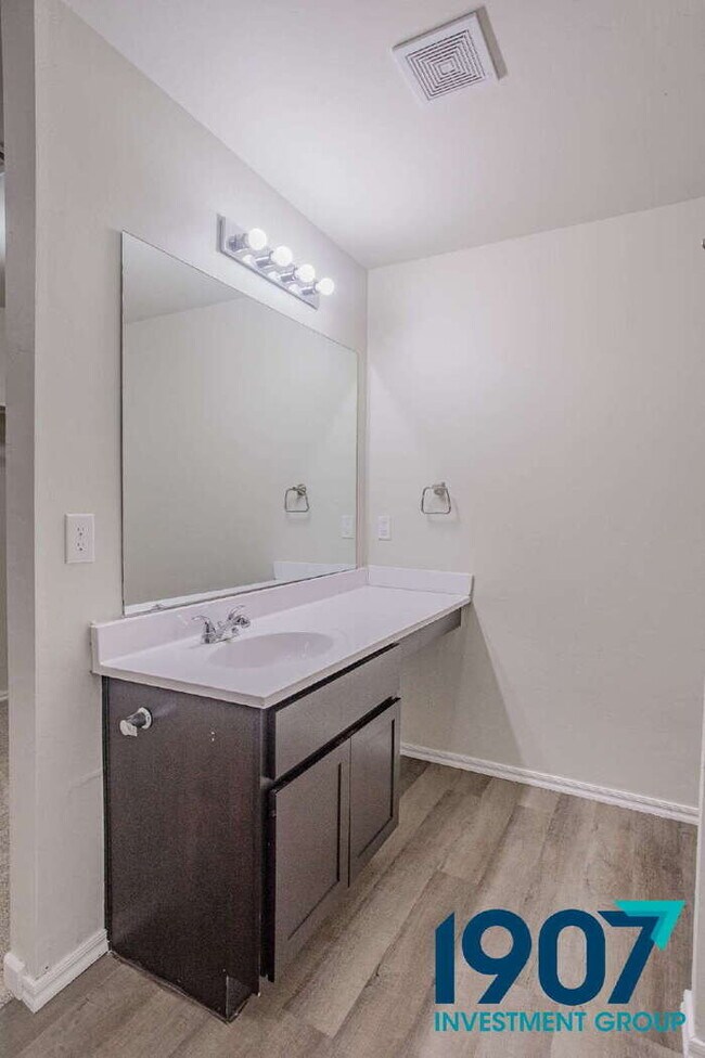 Building Photo - Modern & Spacious 3-Bedroom Home in Newcas...
