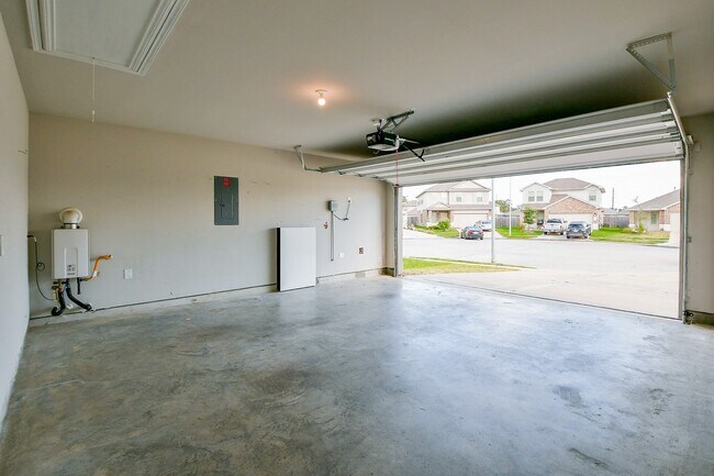Building Photo - 2407 Poplar Copse Ct
