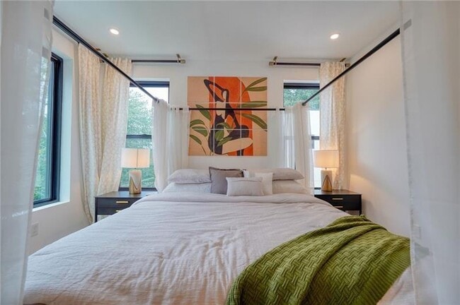 Building Photo - 829 Barnett St NE