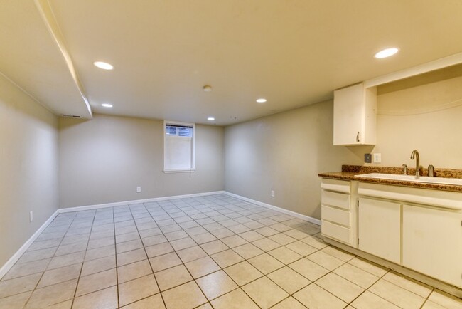 Building Photo - Pre-Lease August 2026; Large 5 Bedroom 3 B...