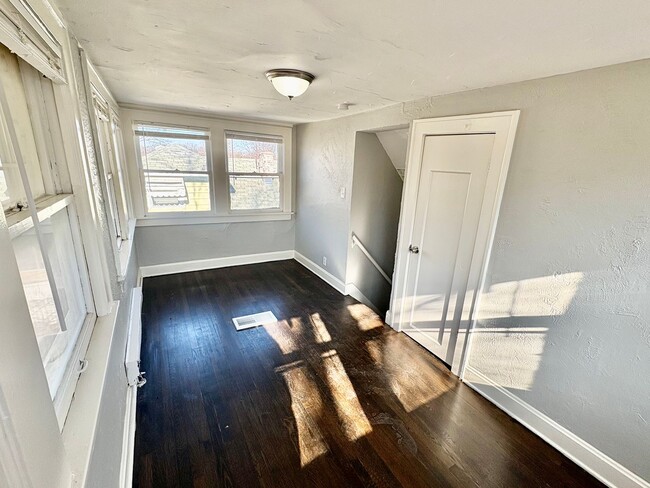 Building Photo - Spacious 2BR + Den with Hardwood Floors