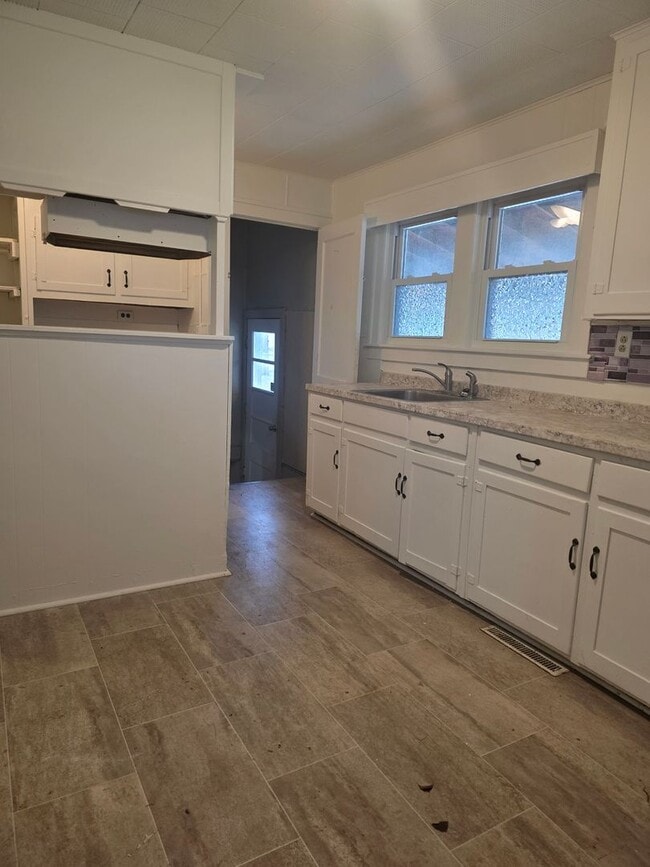 Building Photo - 397 Upper Oakwood Ave