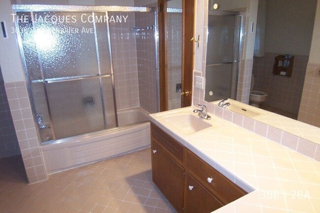 Building Photo - 3030 S Greenbrier Ave