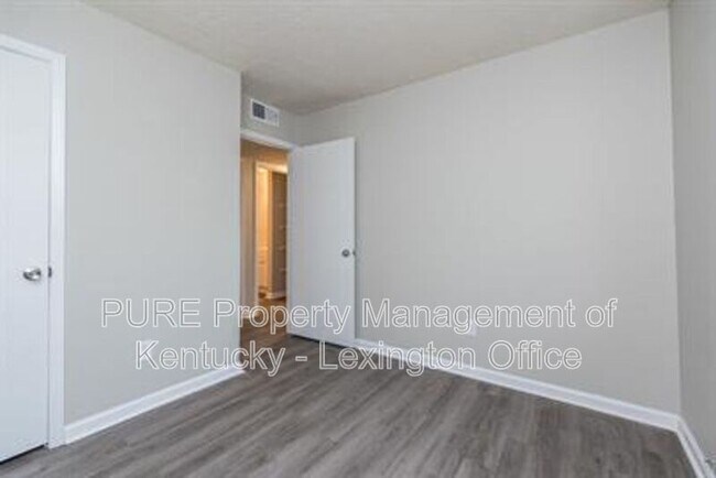 Building Photo - 1512 Shelburn Ct