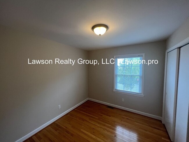 Building Photo - Beautiful Cave Spring Split Level with Bac...