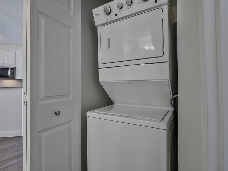 Building Photo - 33 Hudson St