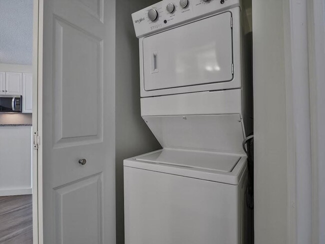 Building Photo - 33 Hudson St