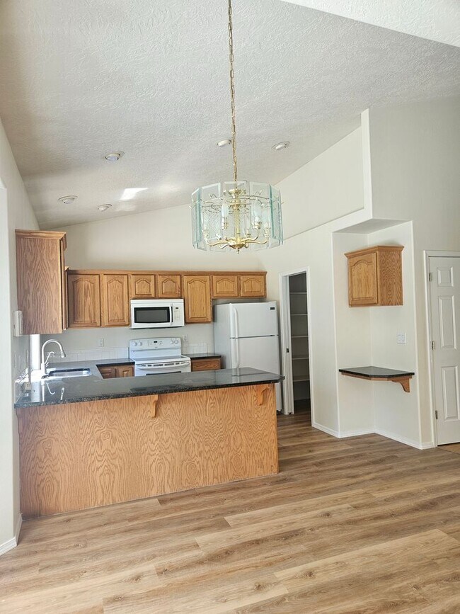 Building Photo - 4 Bedroom 2.5 Bathroom Desireable Merdian Neighborhood