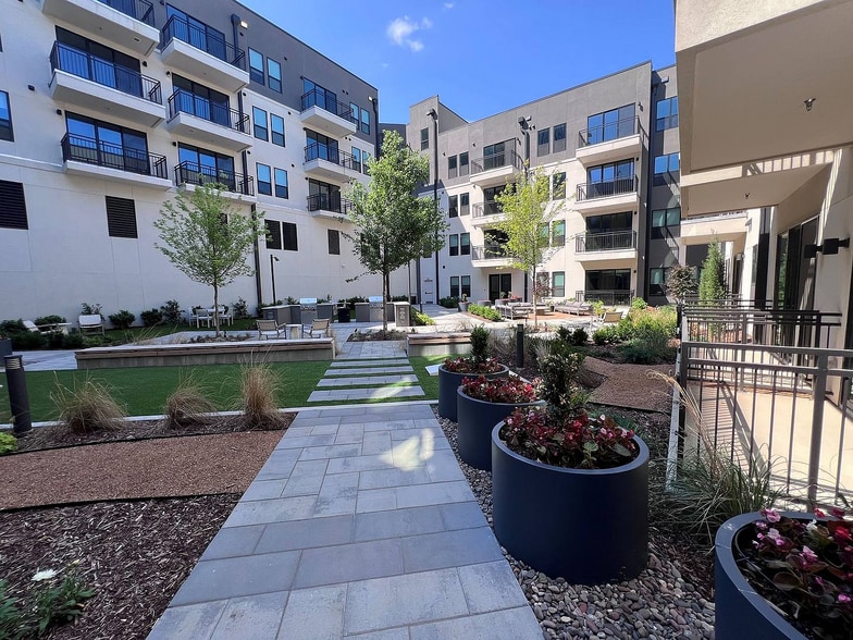 Building Photo - 415 E 2nd St S