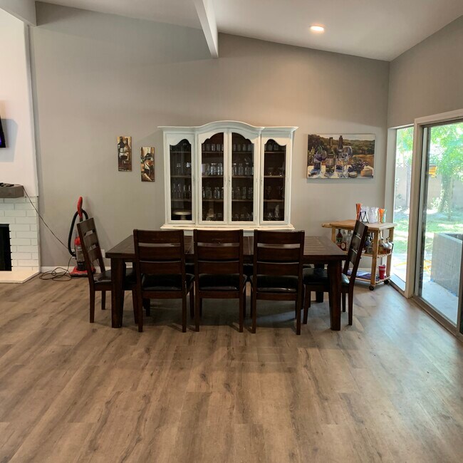 Building Photo - 2751 Tigertail Dr