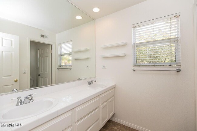 Building Photo - 3035 Hollycrest Ave