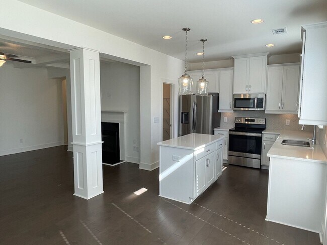 Building Photo - Townhouse in the Lovely Townes of Auburn