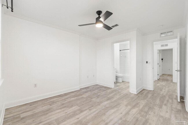 Building Photo - 707 Majestic Dr