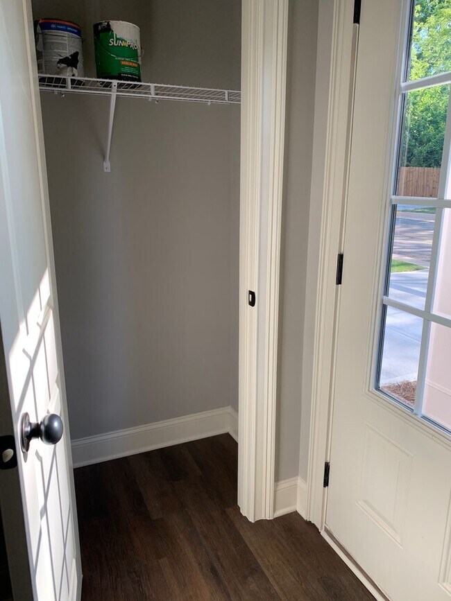 Building Photo - 3 Bedrooms 2.5 Baths  Condo in Downtown Watkinsville!