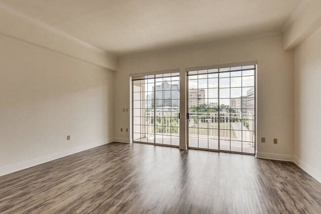 Building Photo - 3225 Turtle Creek Blvd