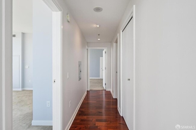Building Photo - 425 1st St
