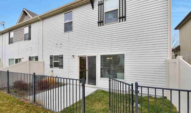 Building Photo - Charming Townhome located in a great area! Coming soon!