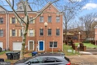 Building Photo - 842 Hr Dr SE