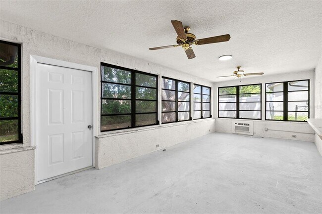 Building Photo - 8829 Bermuda Ln