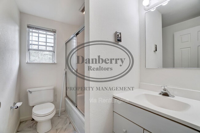 Building Photo - 1006 Ranch Dr