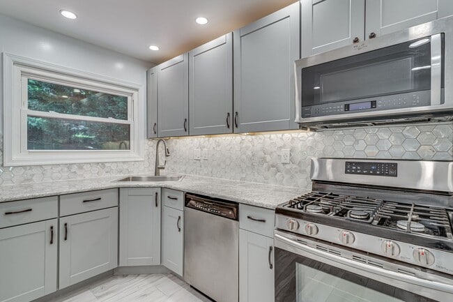 Building Photo - Charming 3+ BR single family home available now