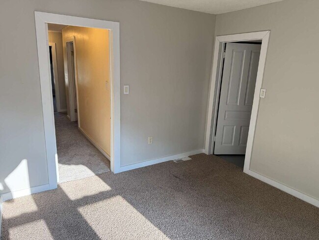 Building Photo - Charming 4 Bedroom Home with 2 Full Baths in Grand Rapids
